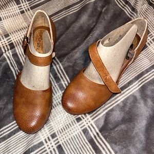 New never worn tan size 6 women’s shoes